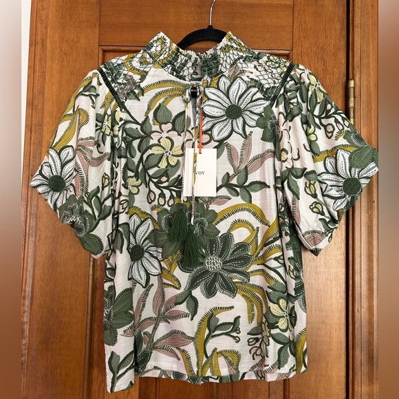 Voy Tops - Floral Top NWT